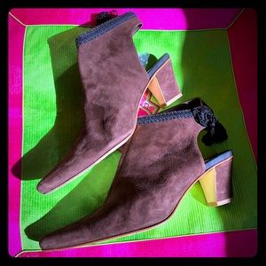 Olivia Rose Tal ~ Brown Suede with Tassels Sz 8